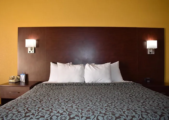 Hotel Days By Wyndham Near Downtown/nau On Route 66
